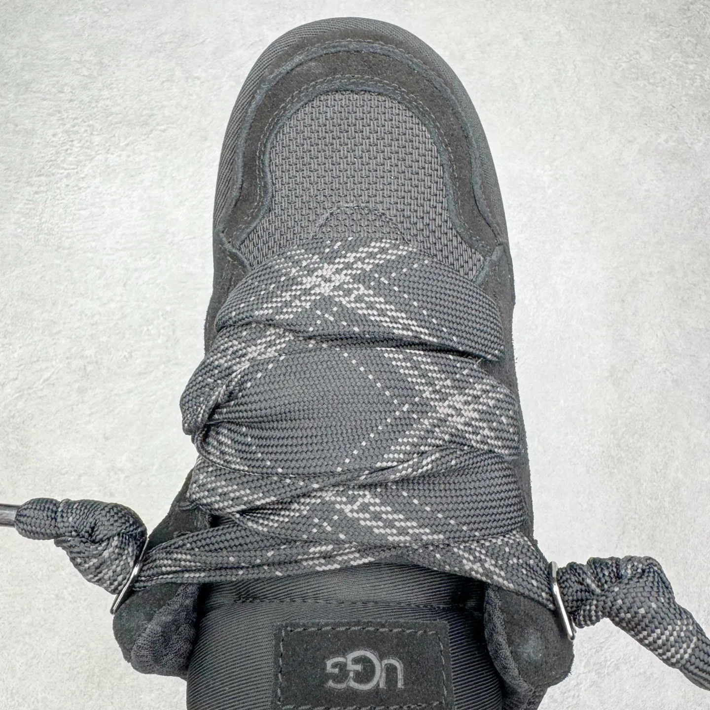 Pick up locally💰640 UGG 4032 Meyer autumn and winter sheepskin and fur integrated snow boots. All shoes are made of ZP from the same factory. Longfeng A-grade Australian imported sheepskin and fur integrated. Men's and women's boots brand OEM production line fully follows the ZP process. OEM original pattern maker adheres to the principle of no original shoes and no development selection. Pay attention to every detail. The most authentic version on the market TREADLITE "Light Wing" technology outsole Lightweight/durable/flexible/pile size: 35 36 37 38 39 40 41 42 43 44 45 Coding: by3936030